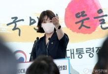 질문 받는 배현진 대통령 당선인 대변인