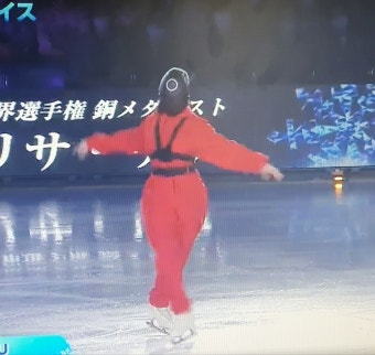 美 피겨 챔피언 알리사 리우...일본서 '오징어 게임' 복장에  'RUN2U'로 공연