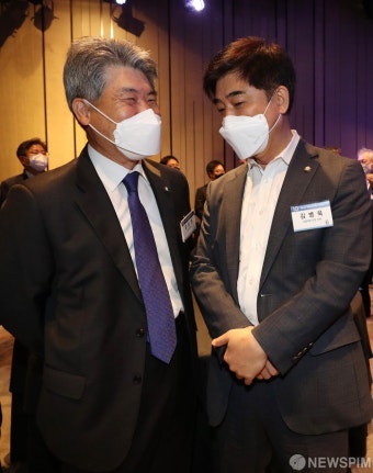 대화 나누는 김병욱 의원과 윤종원 기업은행장