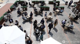 거리두기 해제로 다시 활기 찾은 거리