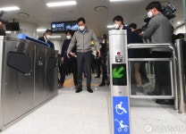 불편한 점은 없나요 장애인-노약자용 개찰구 통과하는 오세훈 시장