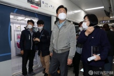 서원역 장애인 편의시설 설치상태 점검 나선 오세훈 서울시장