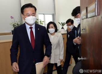안건조정위원명단 제출 후 나서는 국민의힘 법사위원들
