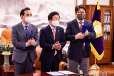박수치는 박병석 국회의장-여야 원내대표