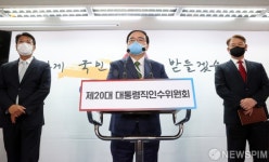 취재진 질문에 답하는 김성한-김태효-신인호