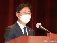 박범계 법무부 장관 마지막 출근길…천신만고, 만감 교차해