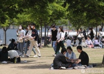 화창한 날씨에 한강공원 찾은 시민들