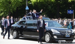 윤석열 대통령, 시민들 향해 두 손 번쩍