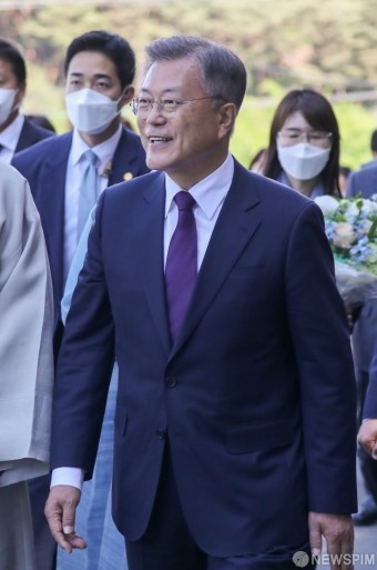 웃음 지으며 사저로 향하는 문재인 전 대통령