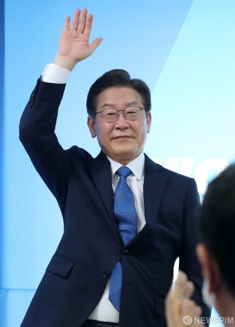 인사하는 이재명 인천 계양을 국회의원 후보