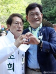 하트 포즈 취하는 송영길-조희연