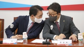 대화나누는 권성동 원내대표-성일종 정책위의장