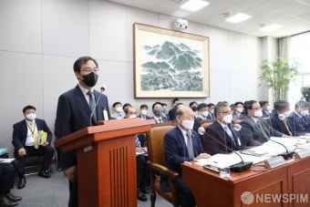 사과하는 윤재순 총무비서관