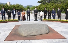 노무현 전 대통령 묘역 찾은 유가족들