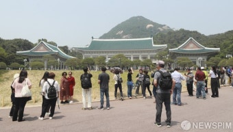 시민 발길 이어지는 청와대