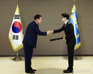 윤석열 대통령, 한동훈 장관 임명장 수여