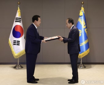 윤석열 대통령, 추경호 부총리 임명장 수여