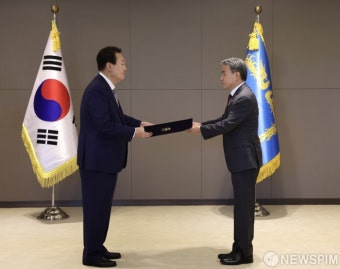 윤석열 대통령, 이종섭 장관 임명장 수여