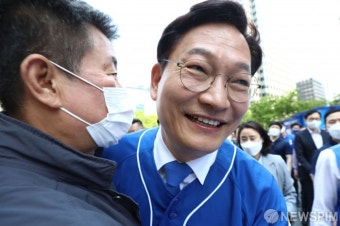 지지자와 포옹하는 송영길 서울시장 후보