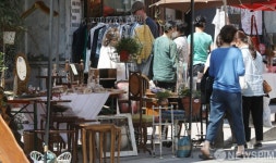 맑은 날씨에 가구거리 찾은 시민들