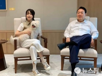 尹대통령 부부, 대통령실 사진촬영·공개에 '보안문제' 논란