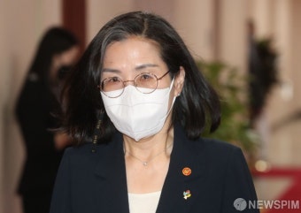 국무회의 참석하는 김현숙 장관