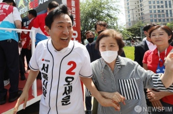 동대문구 시민들에 미소 보이는 오세훈 후보