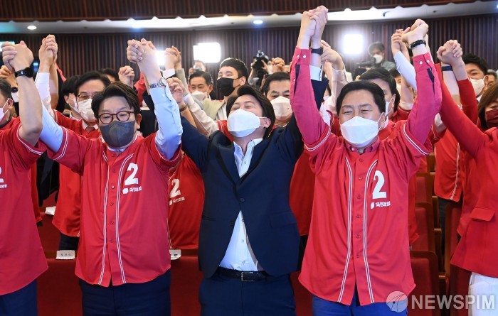 민주당, 이재명 후보 당선 축하 환호에 이어 다시 모여 출구조사 결과 확인