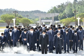 민주당 광주 당선인들 오월 영령에 참배