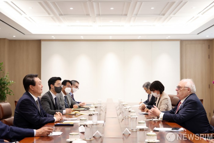 대통령실 참모들, 수감된 윤석열 전 대통령과 접견