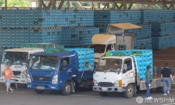 공장 찾아와 주류 받아가는 주류도매상들