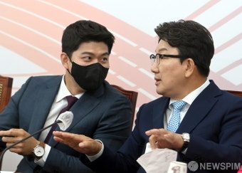 대화 나누는 권성동 원내대표-김용태 최고위원