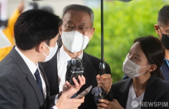 '산업부 블랙리스트' 백운규 전 장관 출석