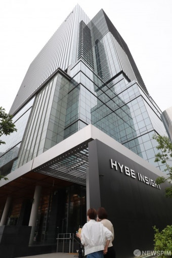 방탄소년단 활동 잠정 중단...하이브 주가 급락