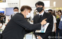 여행박람회 부스 살펴보는 가수 황치열