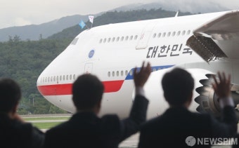 윤석열 대통령 취임 첫 해외순방...손 흔드는 환송인사들