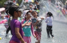 물놀이에 행복 가득한 어린이들