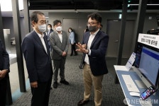 더존비즈온 방문한 한덕수 총리