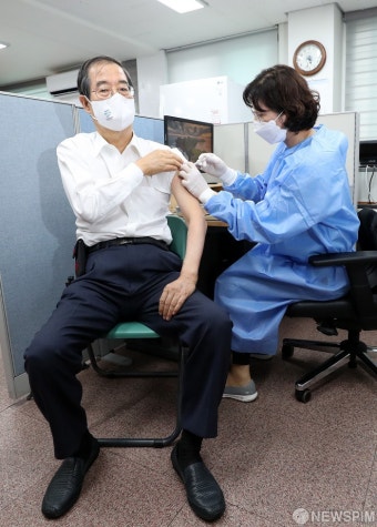 한덕수 국무총리, 코로나19 백신 4차 접종
