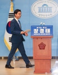 기자회견 들어서는 장경태 의원