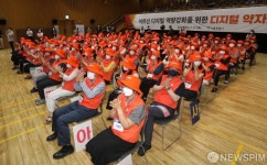 어르신들에게 키오스크와 스마트폰 사용법 안내할 디지털 안내사들
