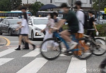 횡단보도 앞에서 꼭 멈추세요