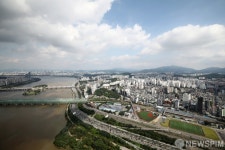 파란하늘 아래 황토빛 한강