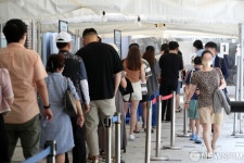 코로나 재유행 국면에 북적이는 선별진료소