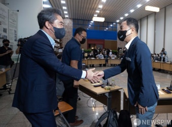 인사 나누는 윤희근 경찰청장 후보자