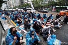 공무직위원회 회의 장소 앞 공공부문 비정규직 결의대회