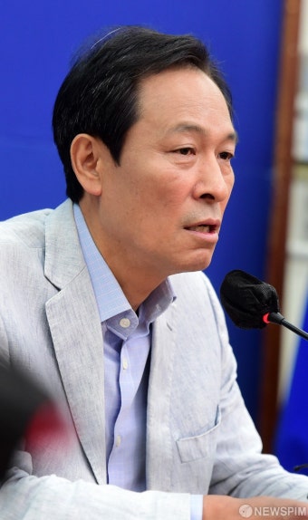 기자간담회 발언하는 우상호 더불어민주당 비대위원장