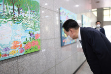대통령실 로비에 발달장애 예술가 작품 전시…尹대통령 몇 년 전 본 그림