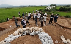 육계토성 둘러보는 시민들