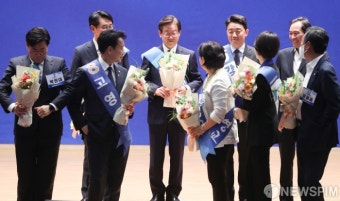 축하 받는 박용진-이재명-강훈식 당대표 예비후보